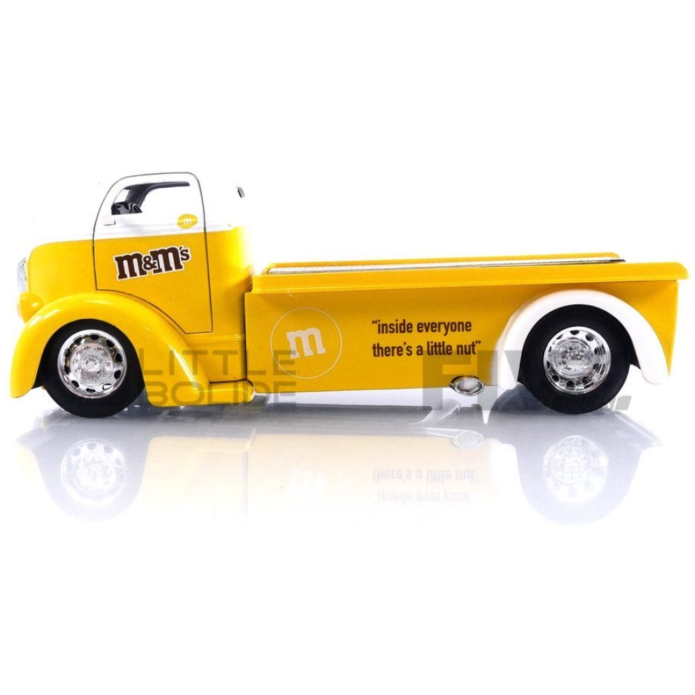 JADA TOYS 1/24 – FORD COE Flatbed Truck with M&M'S Yellow Figure