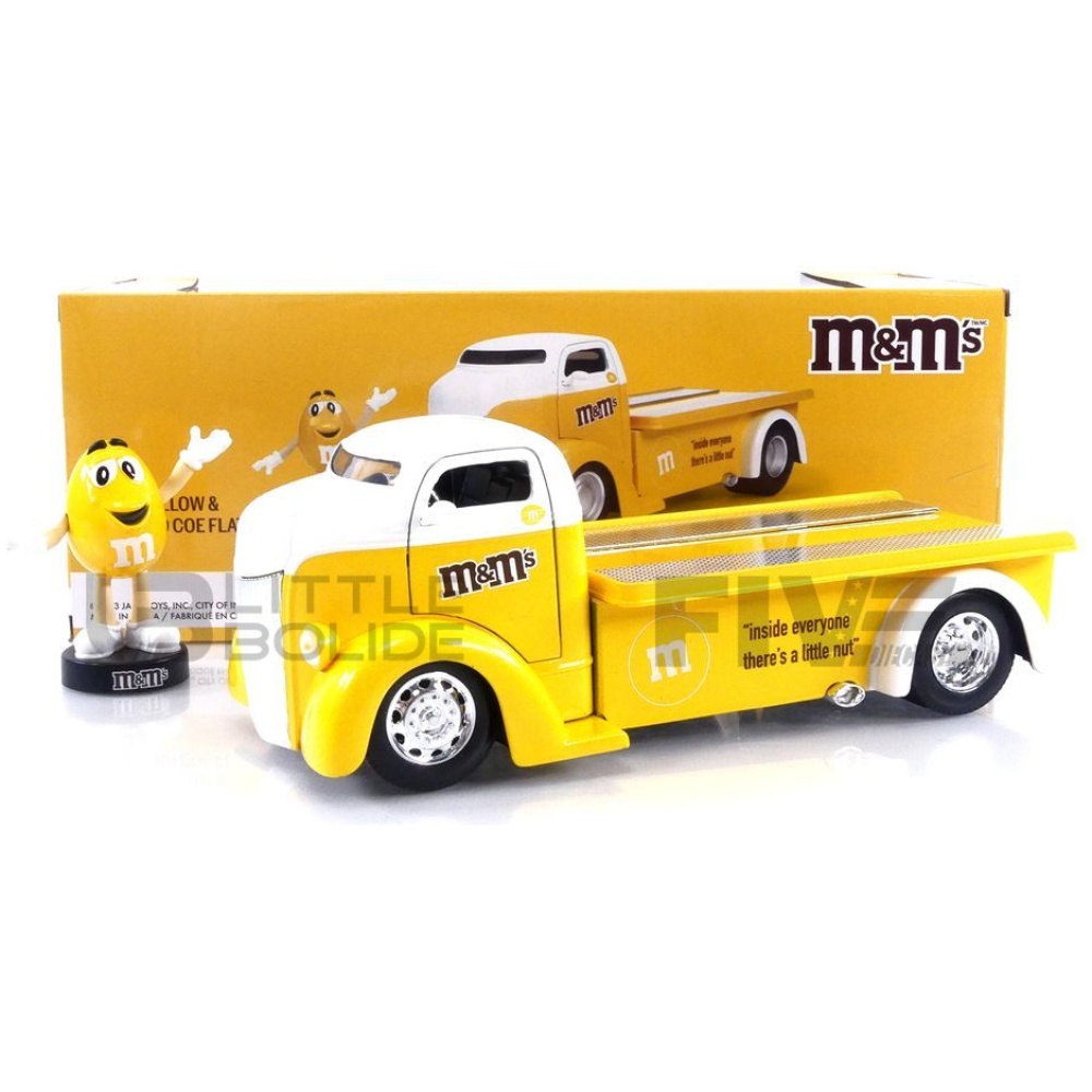 JADA TOYS 1/24 – FORD COE Flatbed Truck with M&M'S Yellow Figure – 1947 -  Five Diecast