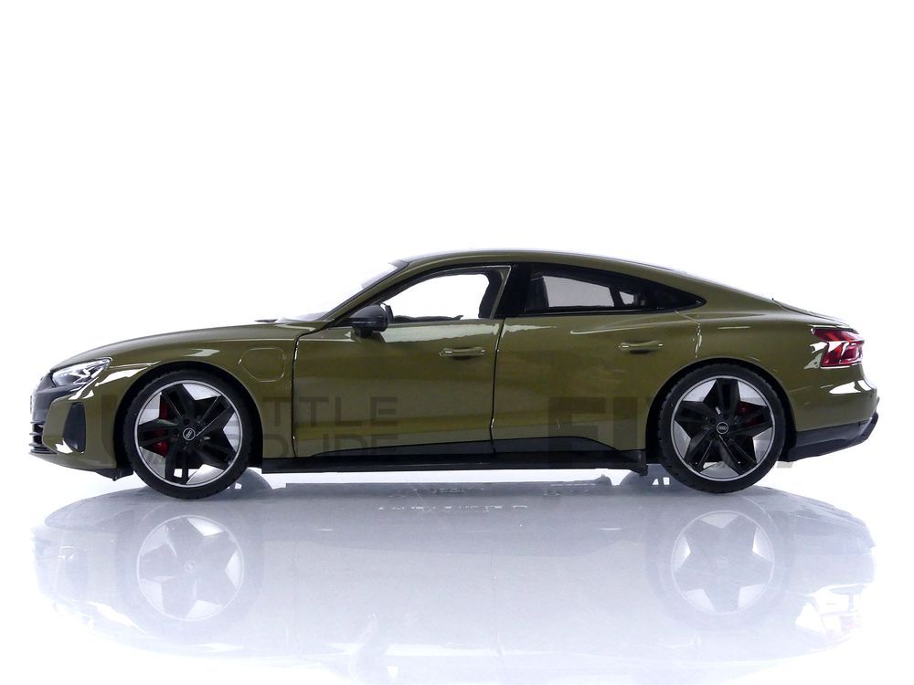 Bburago - 1/18 Scale Model Compatible with Audi RS Etron GT Replica  Miniature 2022 (Tactical Green)