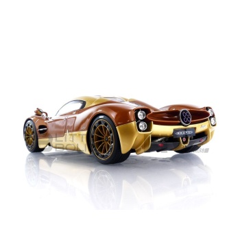 bbr 18 pagani utopia  with display case road cars coupe